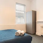 3-Bedroom Home In Liverpool L15 With Free Parking