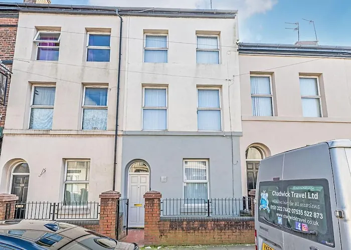 Serviced Accommodation 5 Bedroom Holiday House
