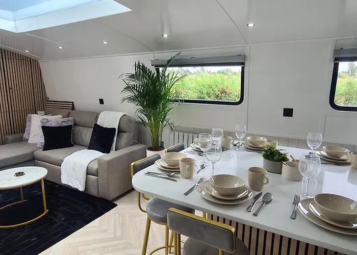 Luxury Boat Stay Liverpool Sleeping 6 Wifi