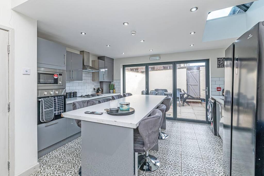 Serviced 5 Bedroom Holiday House * Liverpool