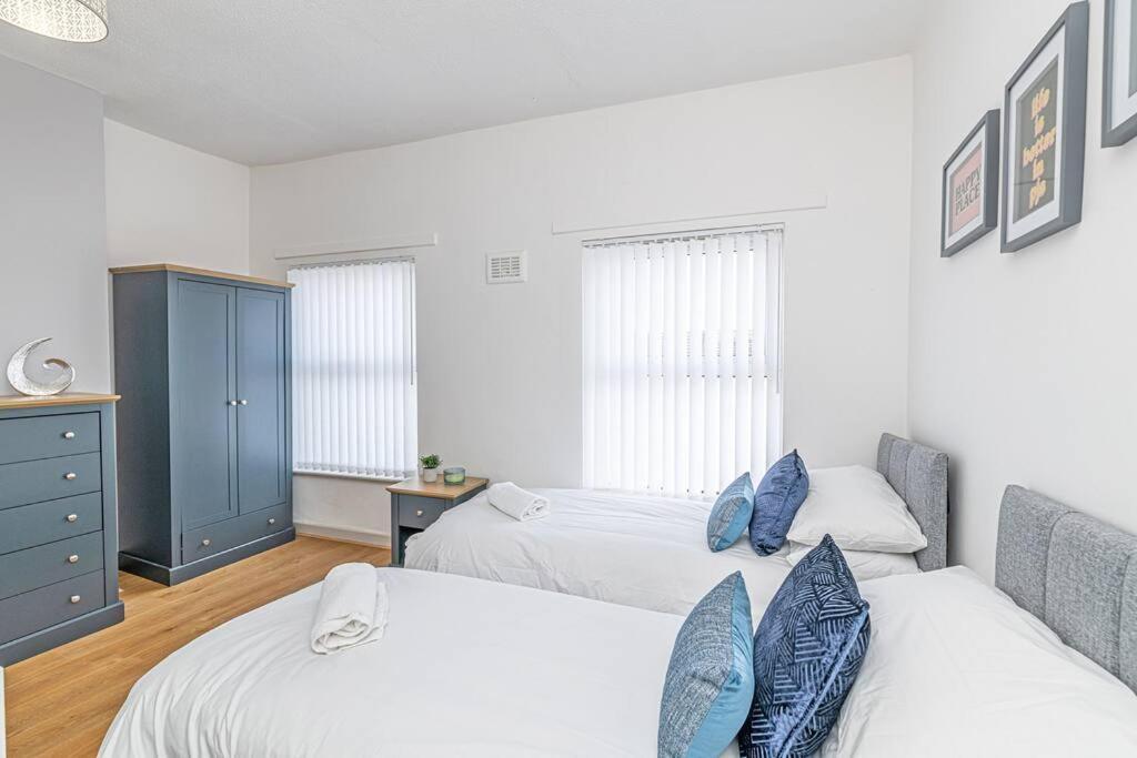 Serviced 5 Bedroom Holiday House Holiday home Liverpool