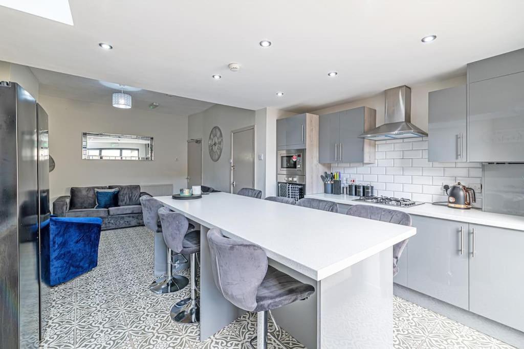 Serviced 5 Bedroom Holiday House *