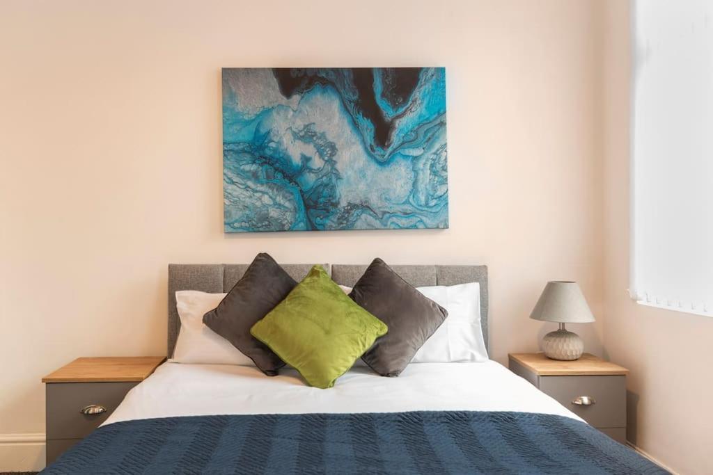 3-bedroom In L15 With Free Parking