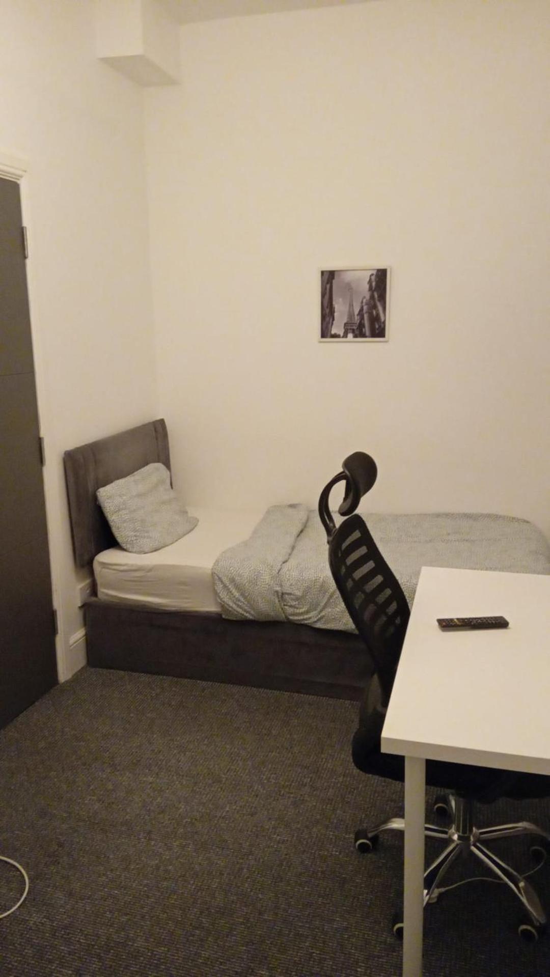 Single With Private Bath Free Street Parking Near Lfc