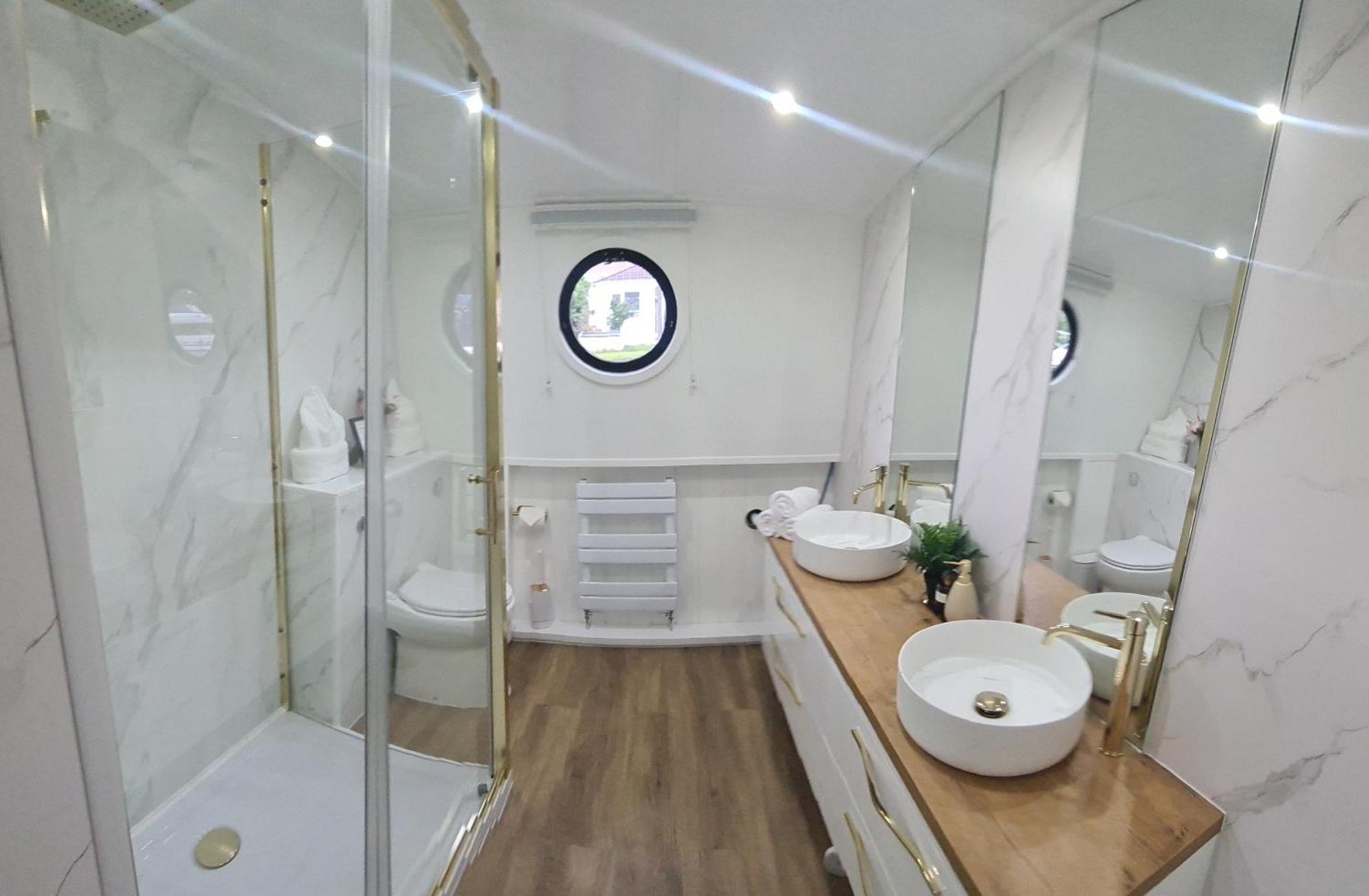 Luxury Boat Sleeping 6 Wifi Liverpool