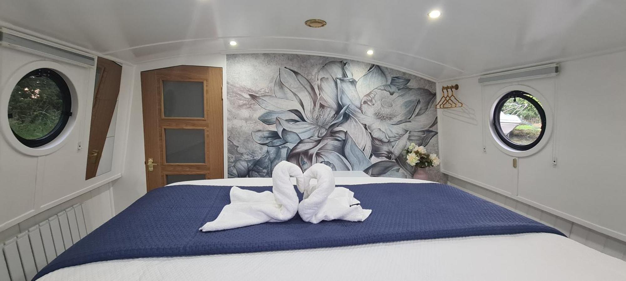Botel Luxury Boat Sleeping 6 Wifi