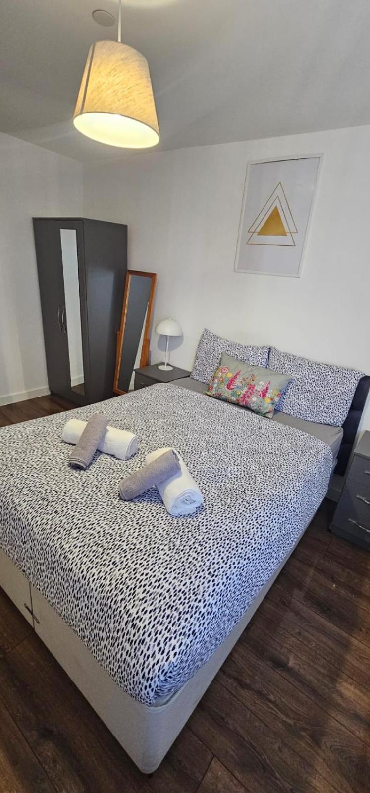 2 Bedroom With Amazing Views Of Centre Apartment *