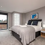 Host Apartments - Contemporary 3 Bed Apt With Balcony - Perfect For Long Stays