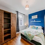 The Shamrock Stadium Side Retreat - Spacious House - Free Parking
