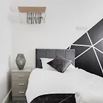 Huge Apartment - 8 Beds - Free Parking - Long Stays!