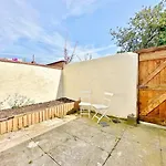 Liverpool Haven: 4Bd Stylish Comfort & Access