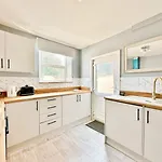 Liverpool Haven: 4Bd Stylish Comfort & Access