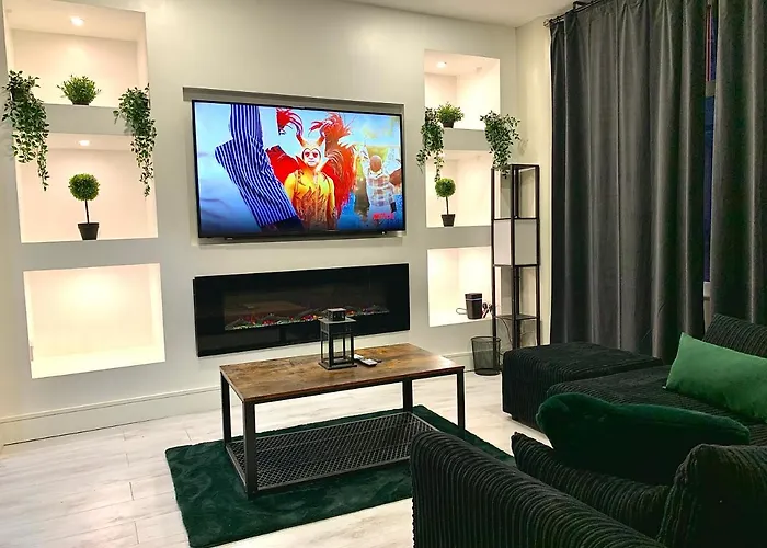 Immaculate Modern Home With Parking - Sleeps 8 -
