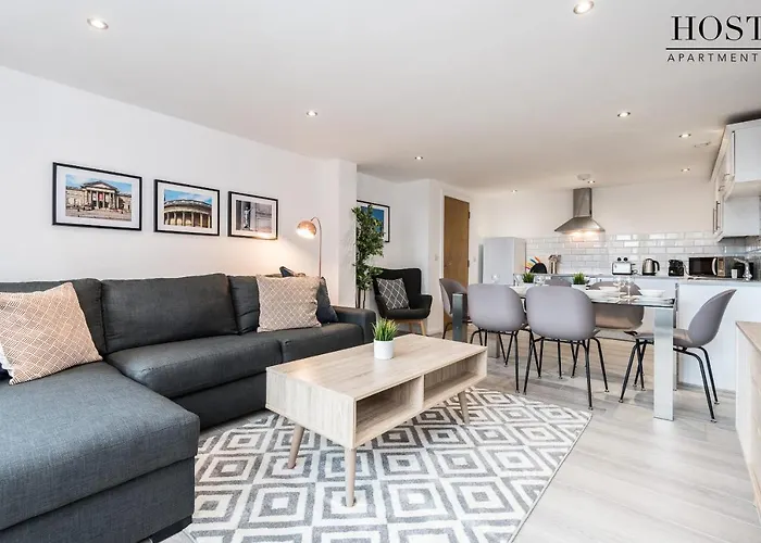Host Apartments - Contemporary 3 Bed Apt With Balcony - Perfect For Long Stays