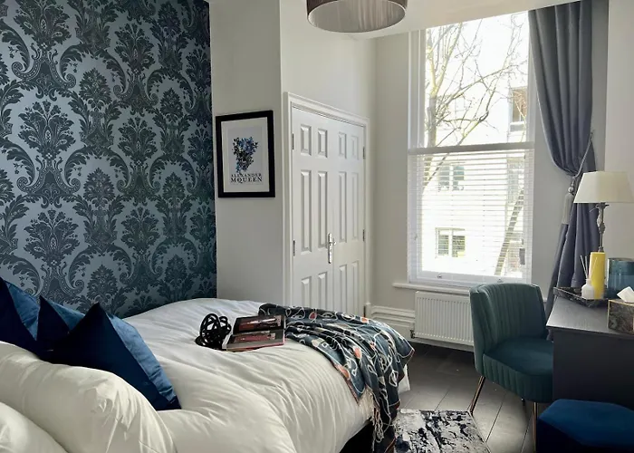 Rare Find - Gated 2 Bed Apt, Close To Parks, Secure Carpark Sleeps 4