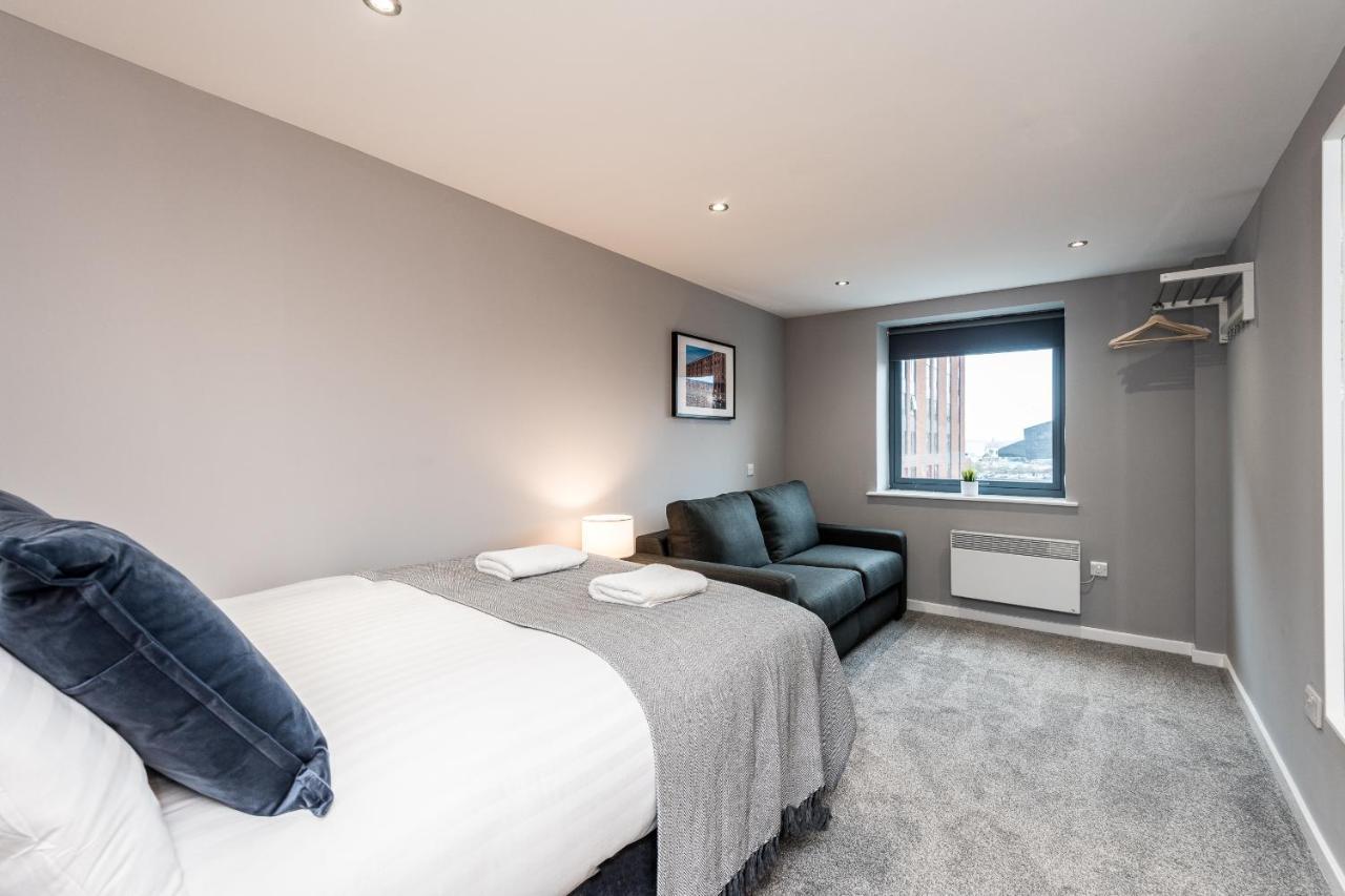 Apartment Host - Contemporary 3 Bed Apt With Balcony - Perfect For Long Stays