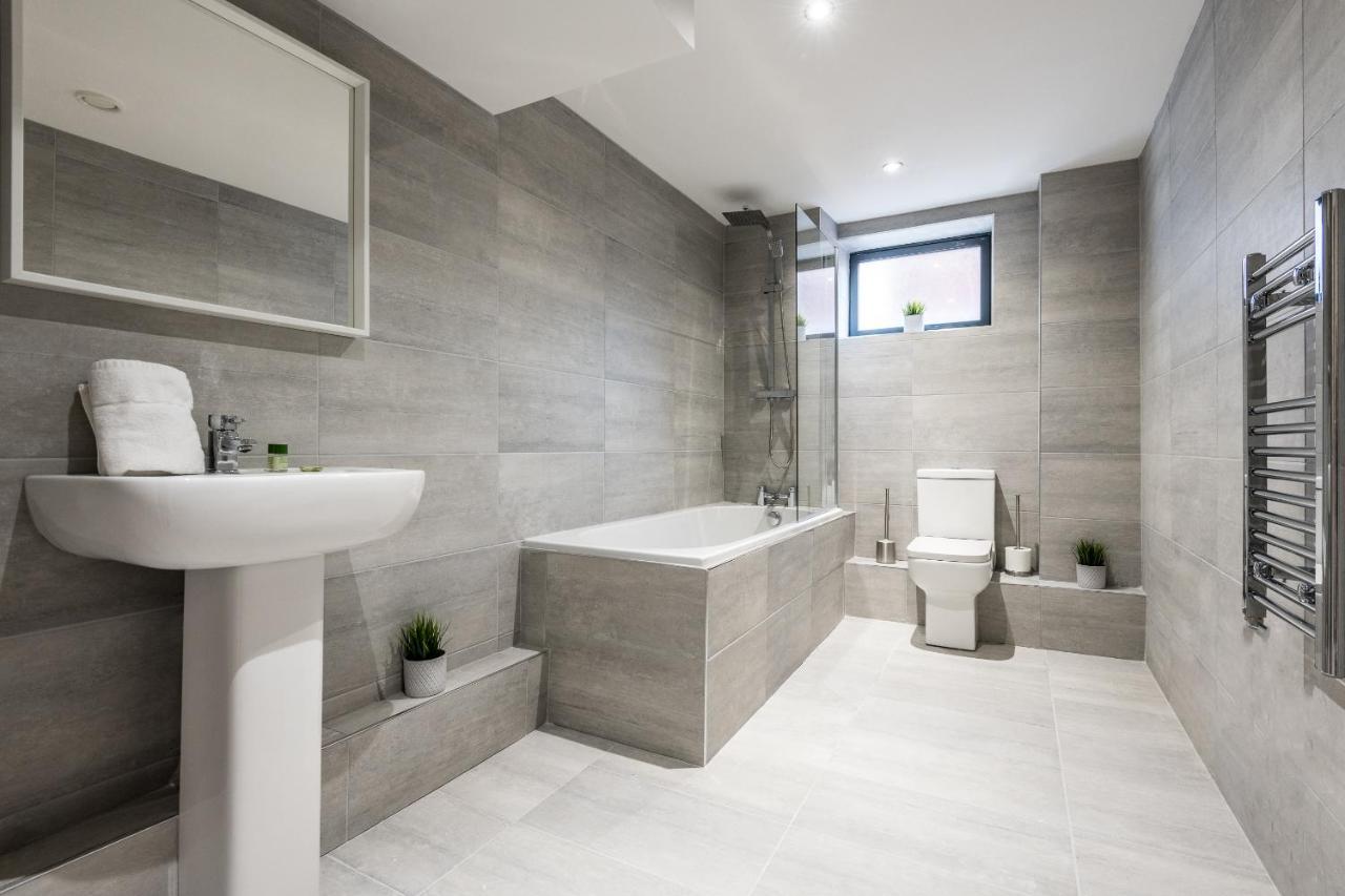 Apartment Host - Contemporary 3 Bed Apt With Balcony - Perfect For Long Stays *
