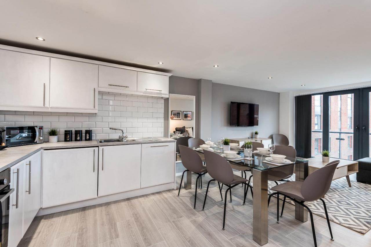 Host - Contemporary 3 Bed Apt With Balcony - Perfect For Long Stays Apartment *