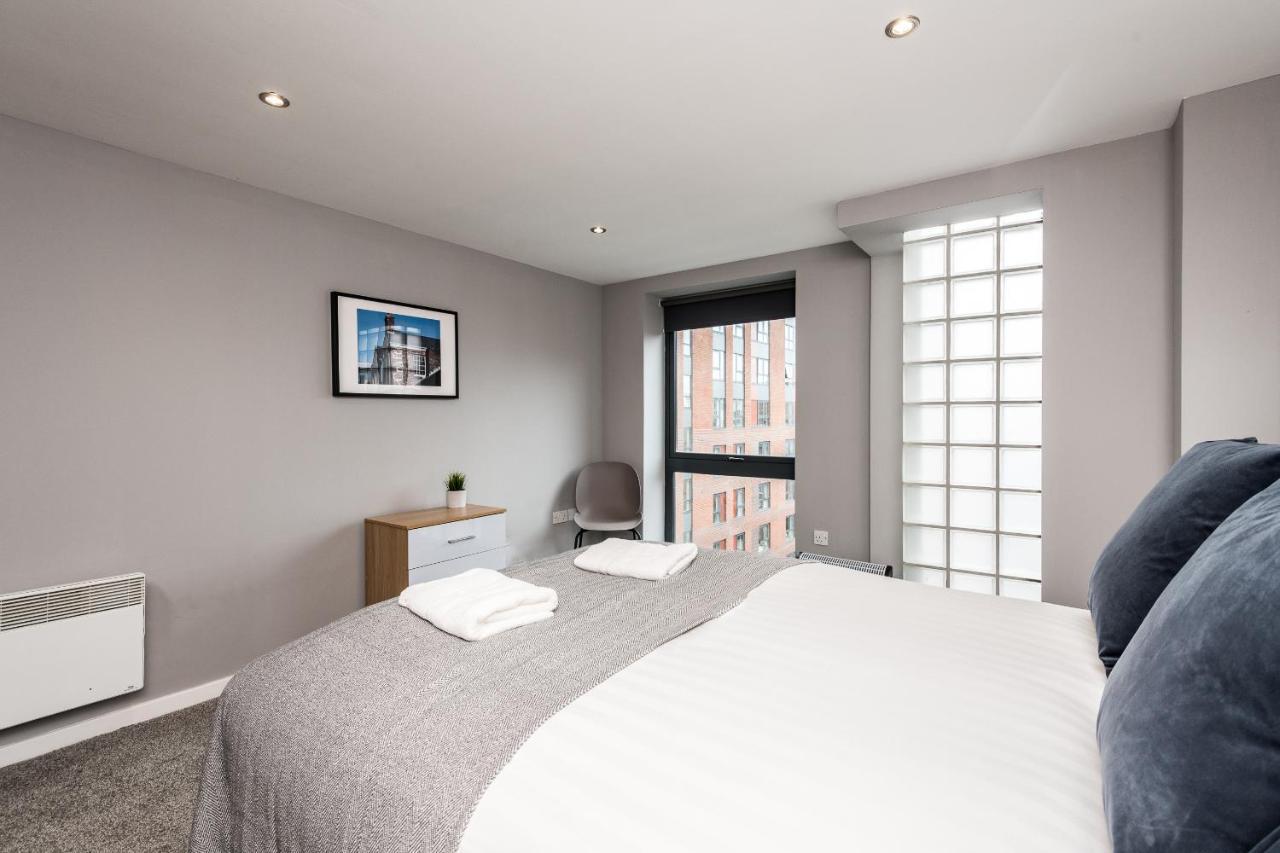Apartment Host - Contemporary 3 Bed Apt With Balcony - Perfect For Long Stays *