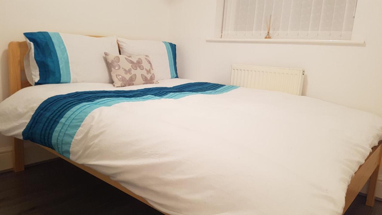 Host - In A Spacious Coliving And Coworking With Garden, And Parking Close To Centre *