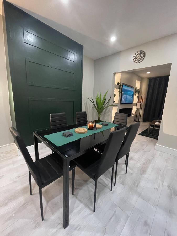 Immaculate Modern With Parking - Sleeps 8 - Holiday home *