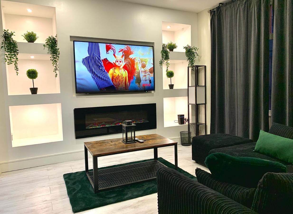 Immaculate Modern With Parking - Sleeps 8 -