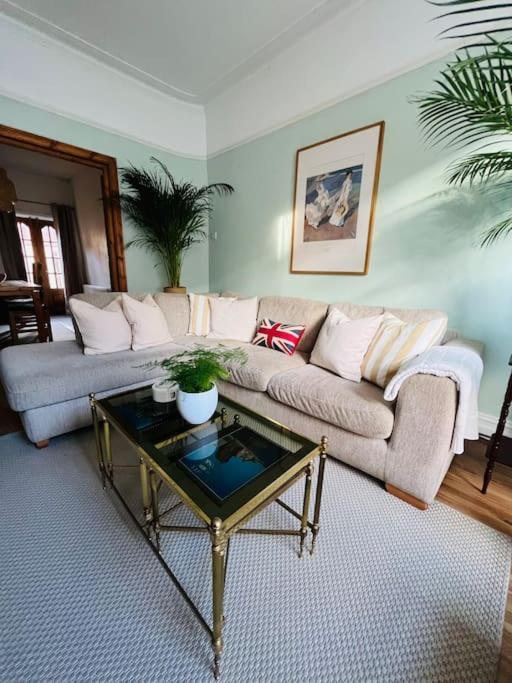 2025 Award Winner Strawberry House - 3 Bedrooms Holiday home Liverpool