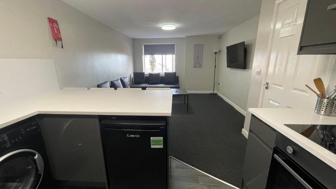 Hosted By Ryan - 2 Bedroom Apartment *