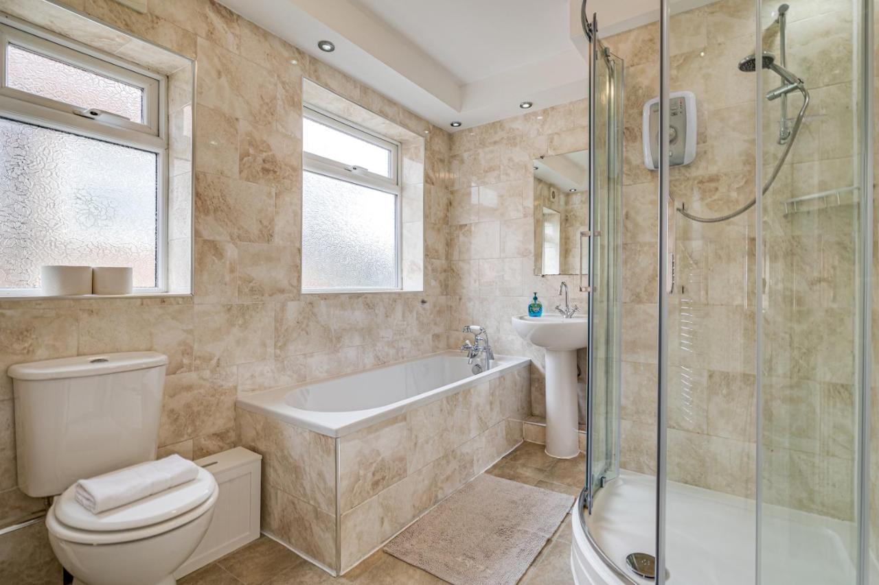 Elegant 3 Bed House Near Centre Holiday home