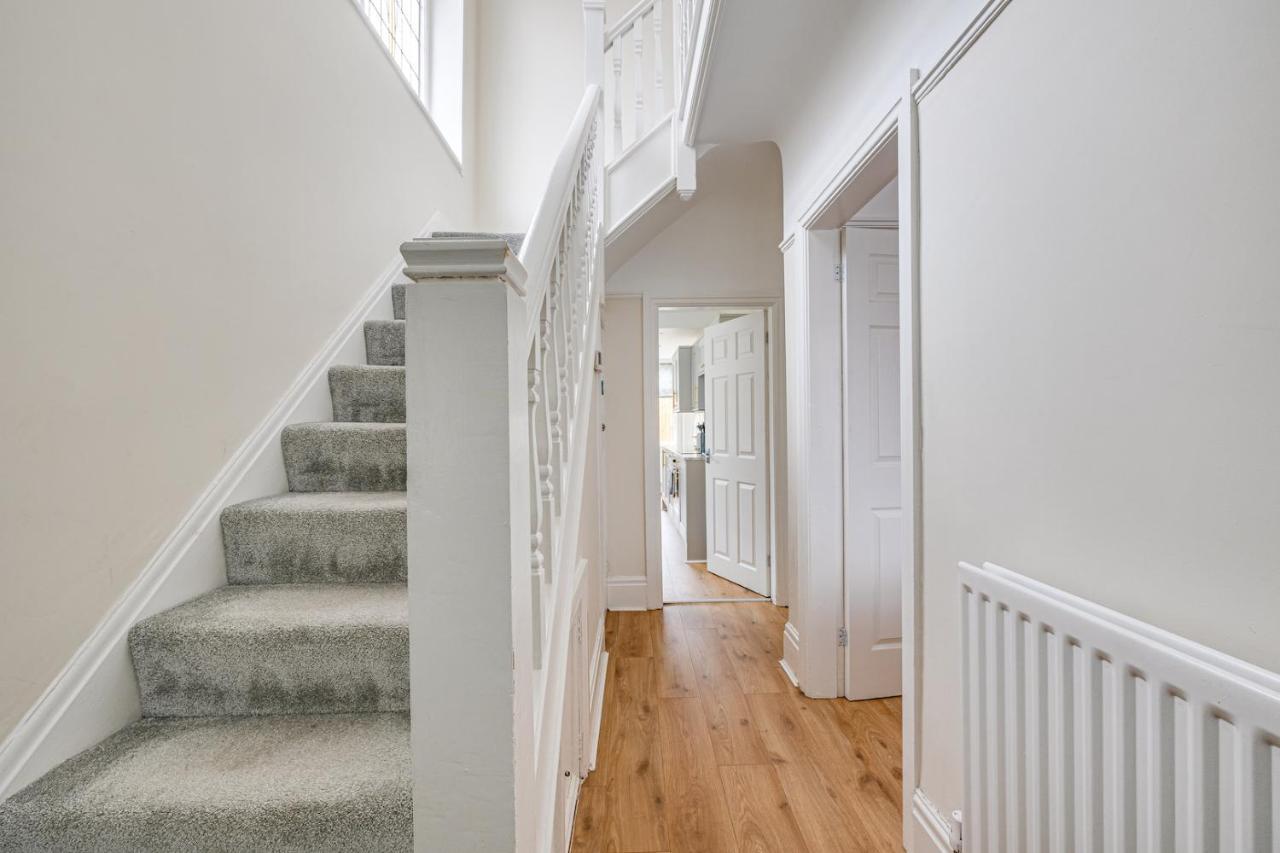 Elegant 3 Bed House Near Centre Holiday home