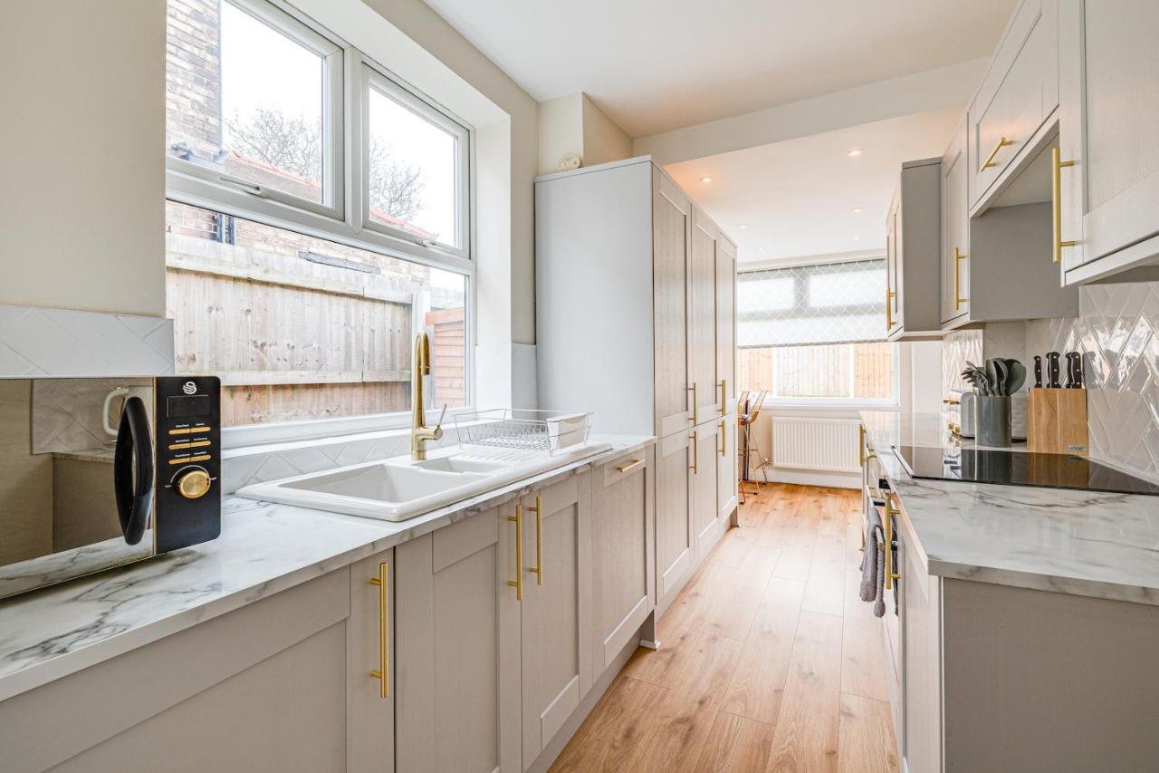 Elegant 3 Bed House Near Centre *