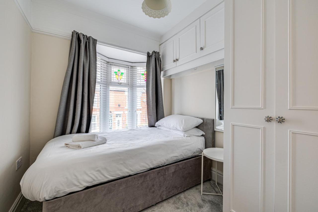 Elegant 3 Bed House Near Centre Holiday home *