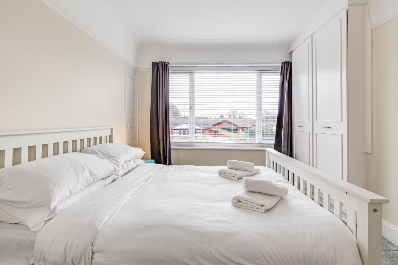 Elegant 3 Bed House Near Centre