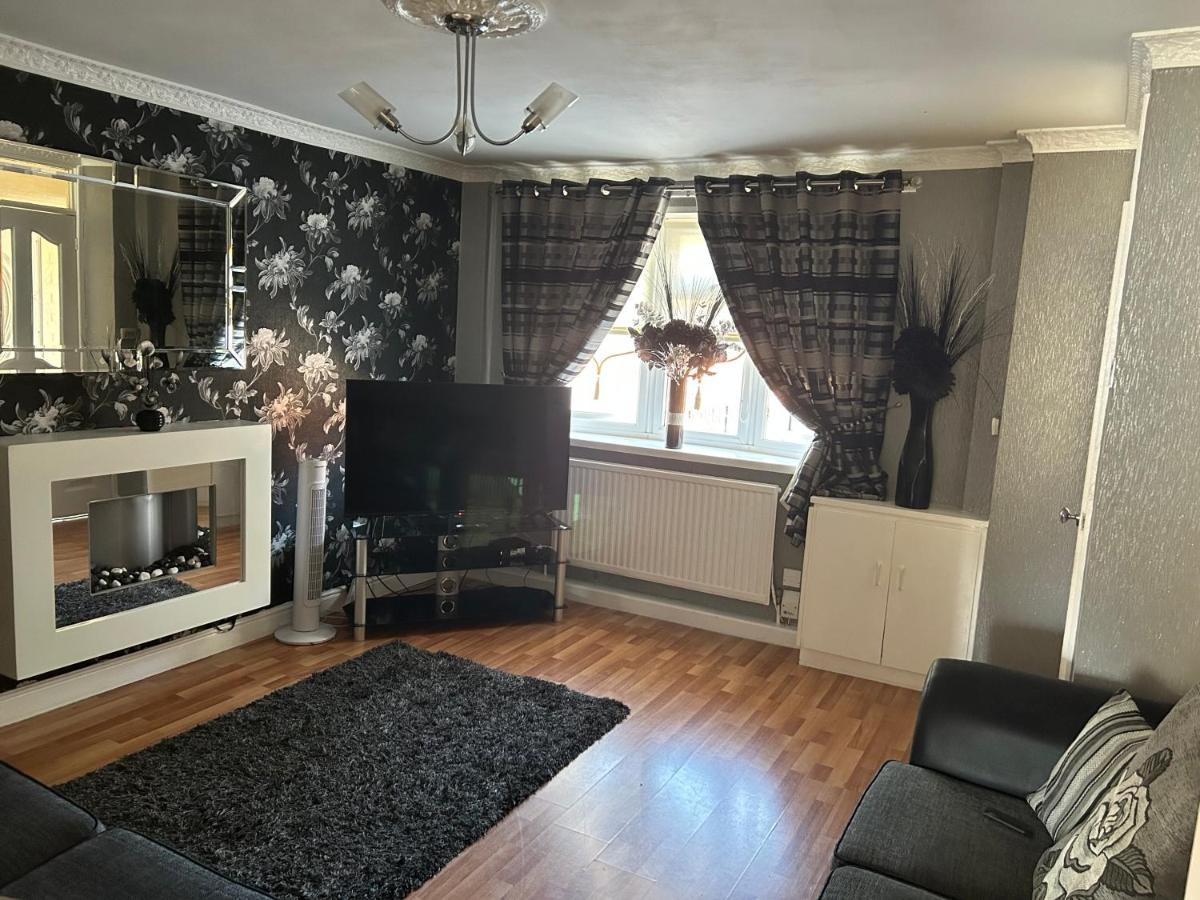 2 Bedroom House Close To Centre With Gated Driveway Holiday home