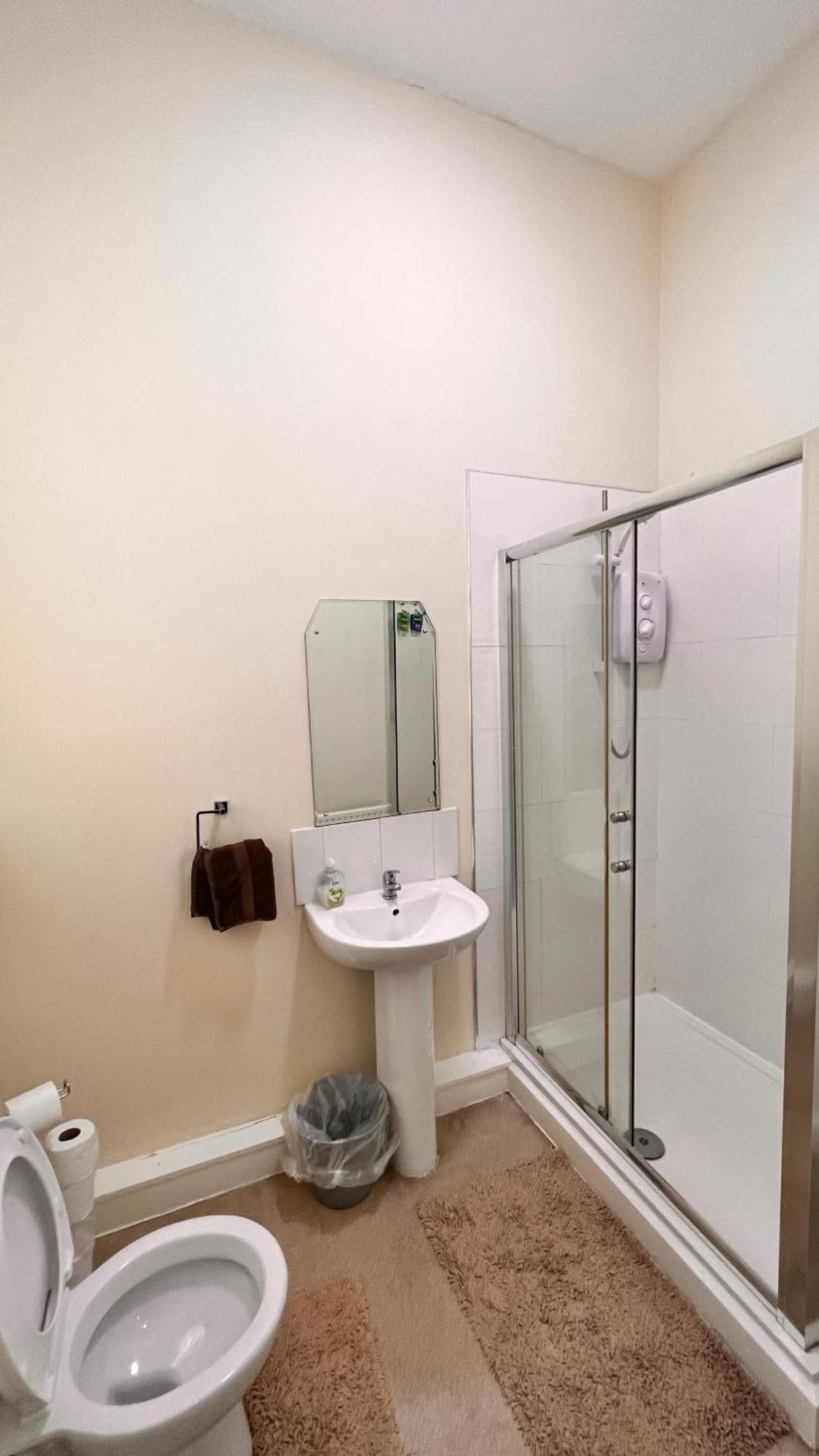 Castle 86-88 Sheil Rd L6 3af Guest house 3*