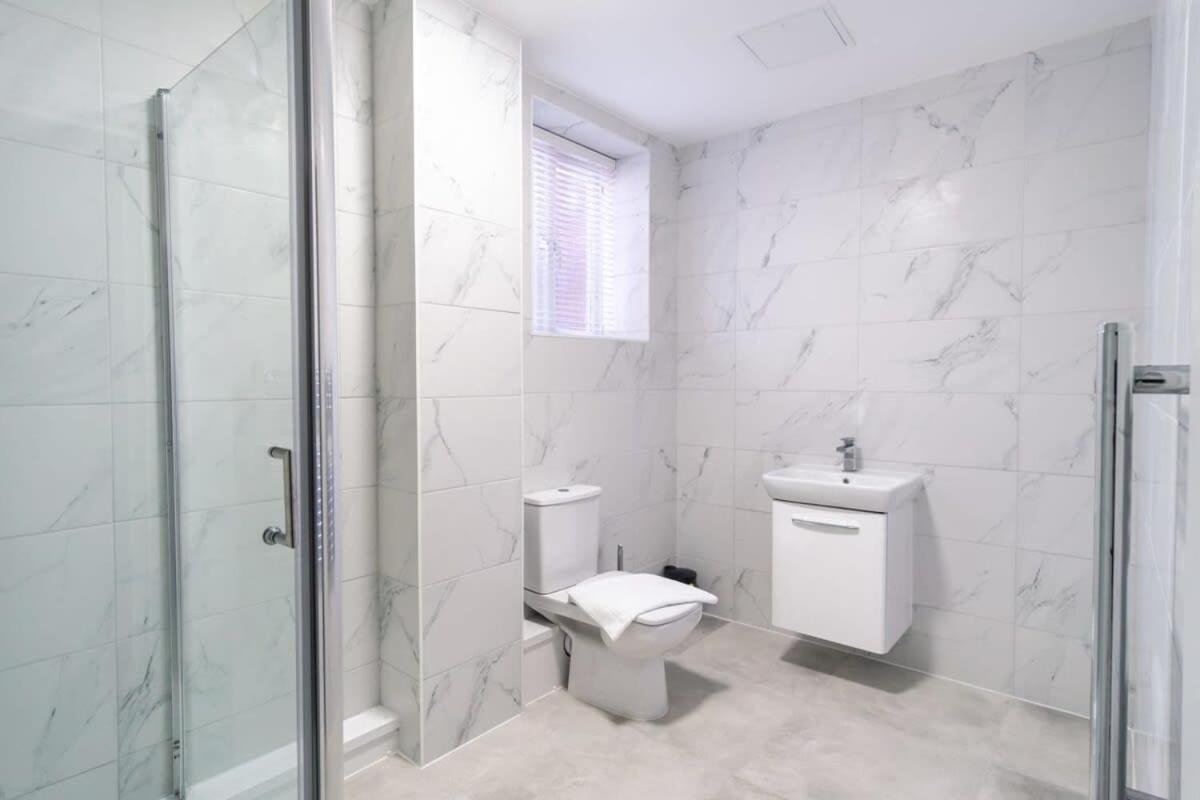 Lovely 1 Bedroom *