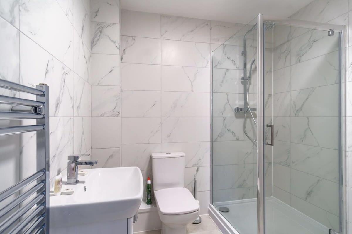 Modern 1 Bedroom In Apartment *