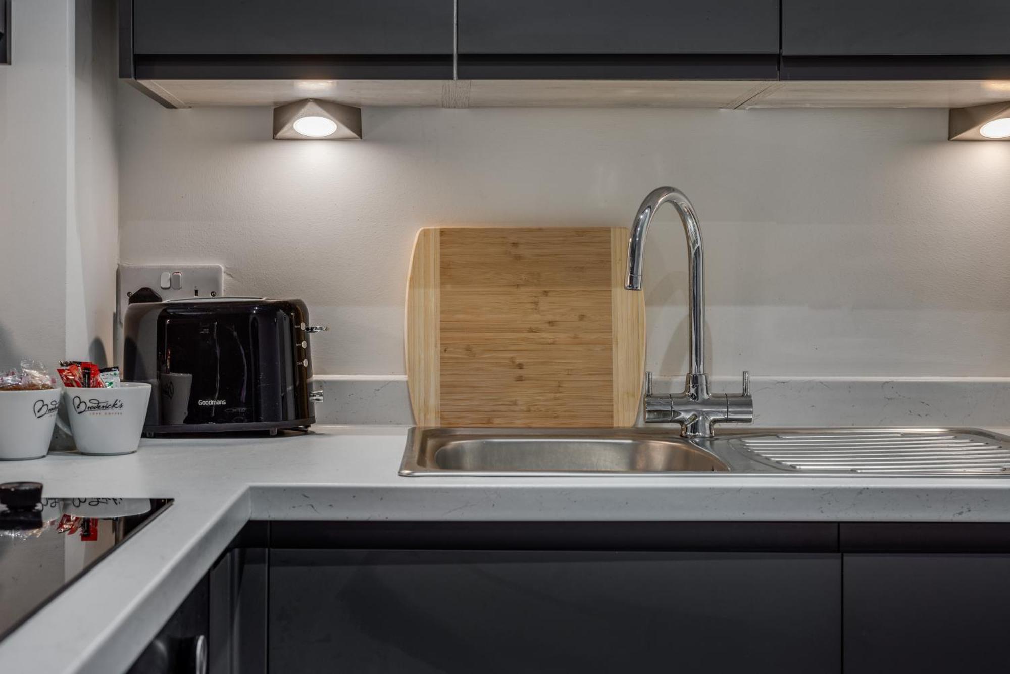 Apartment Huge Long Offers! Lux City-edge Stay! Perfect For Business & Leisure *