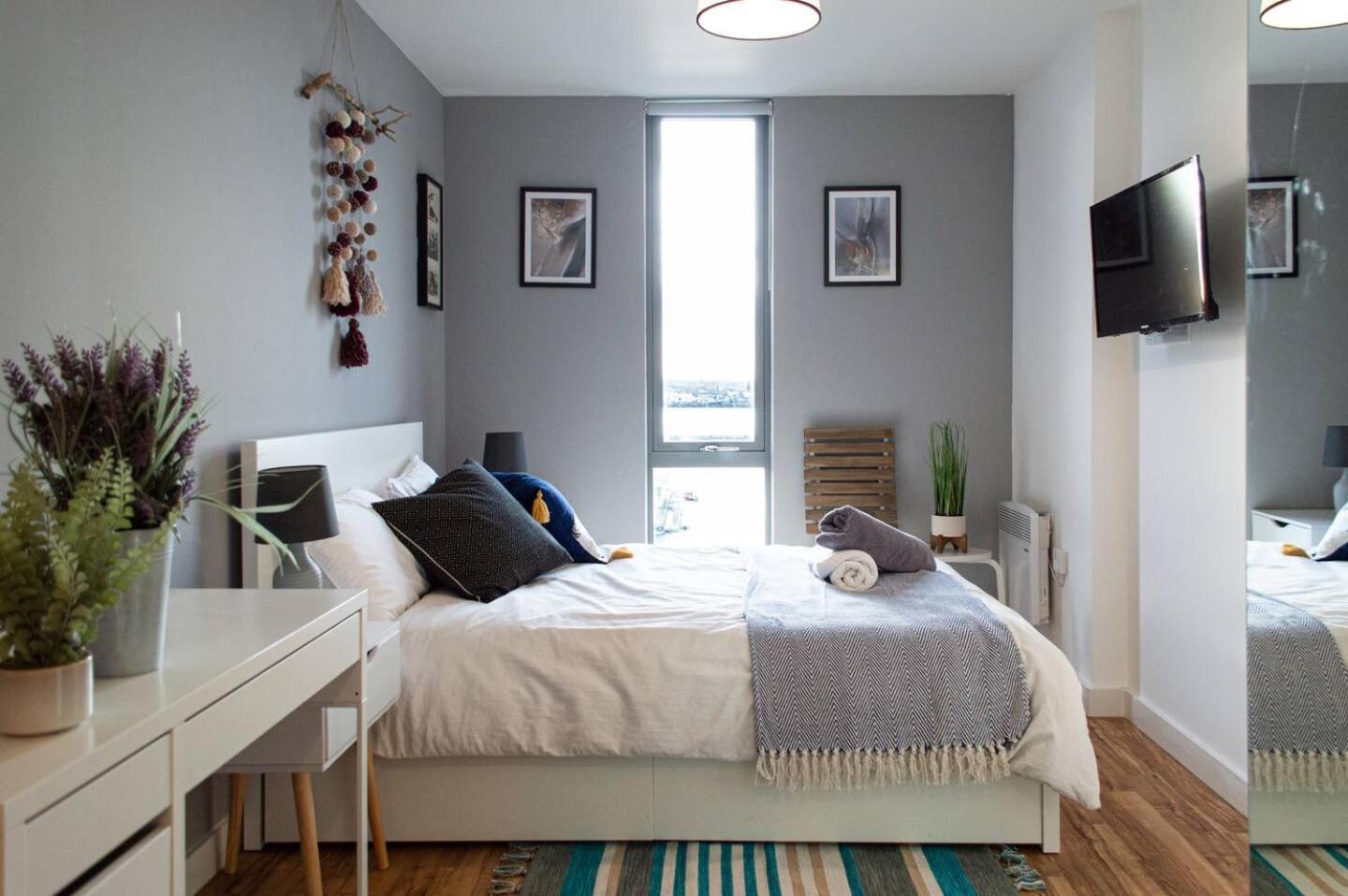 Stunning Mersey View Flat W Parking In Apartment Liverpool
