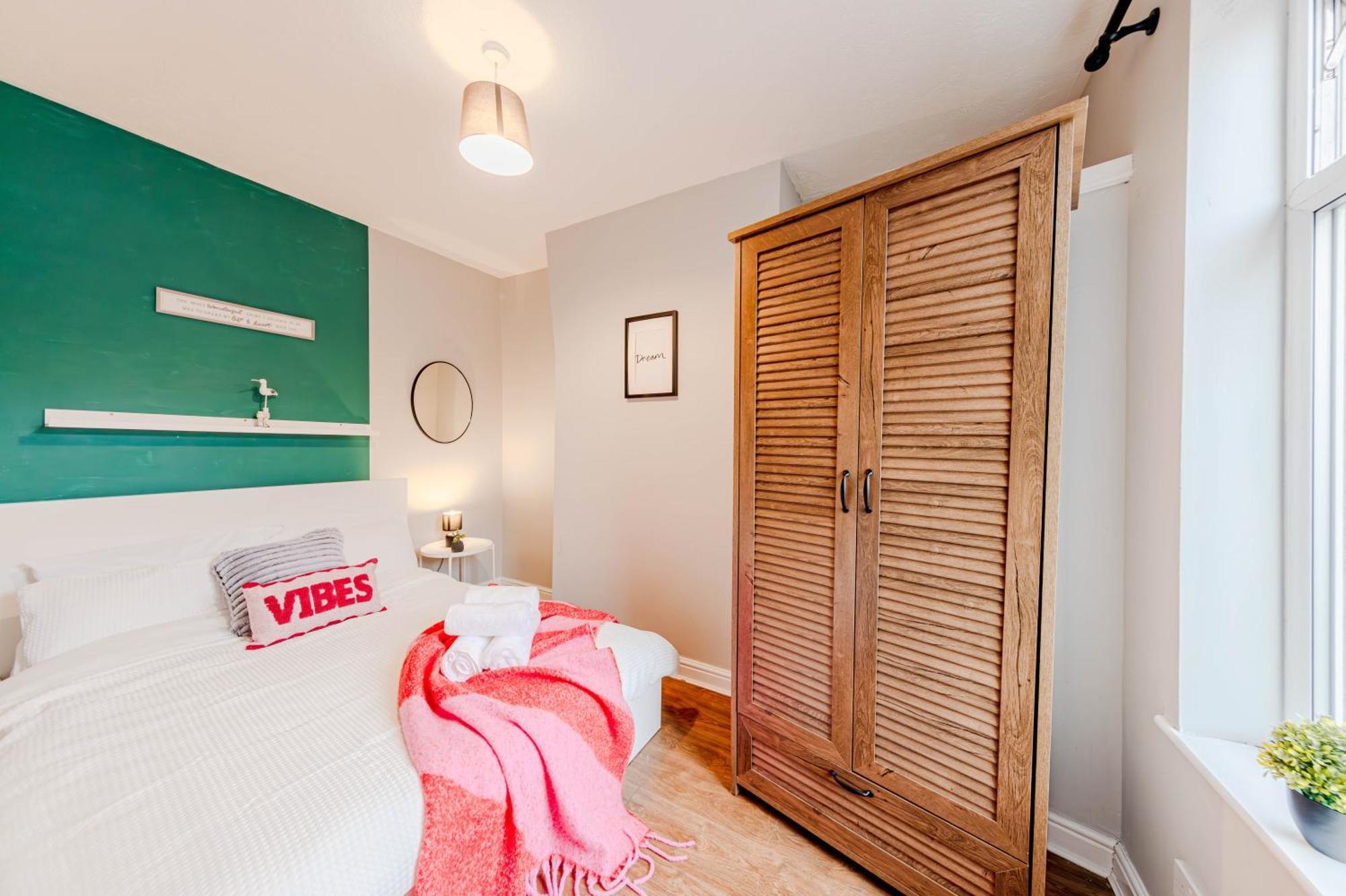 The Shamrock Stadium Side Retreat - Spacious House - Free Parking Holiday home