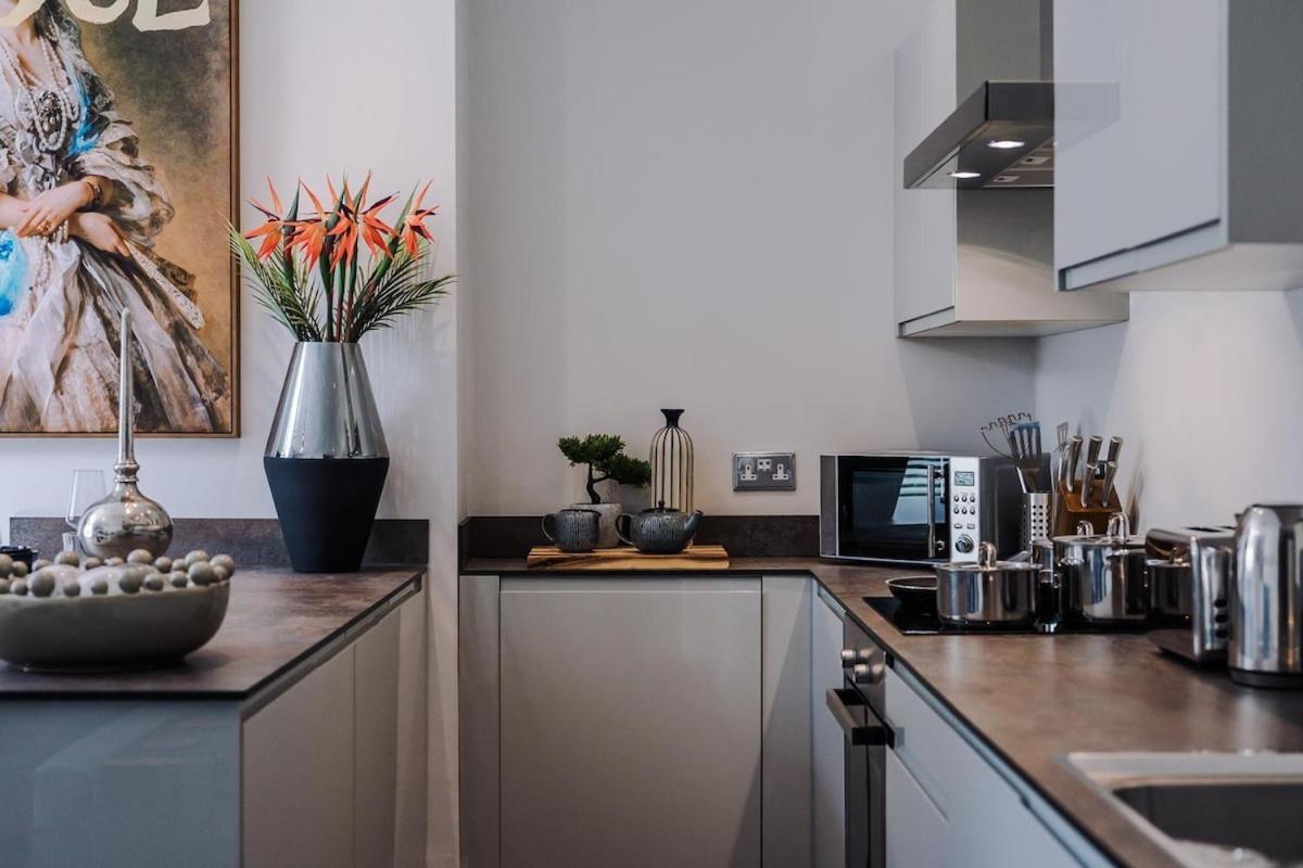 Rare Find - Gated 2 Bed Apt, Close To Parks, Secure Carpark Sleeps 4 Apartment *