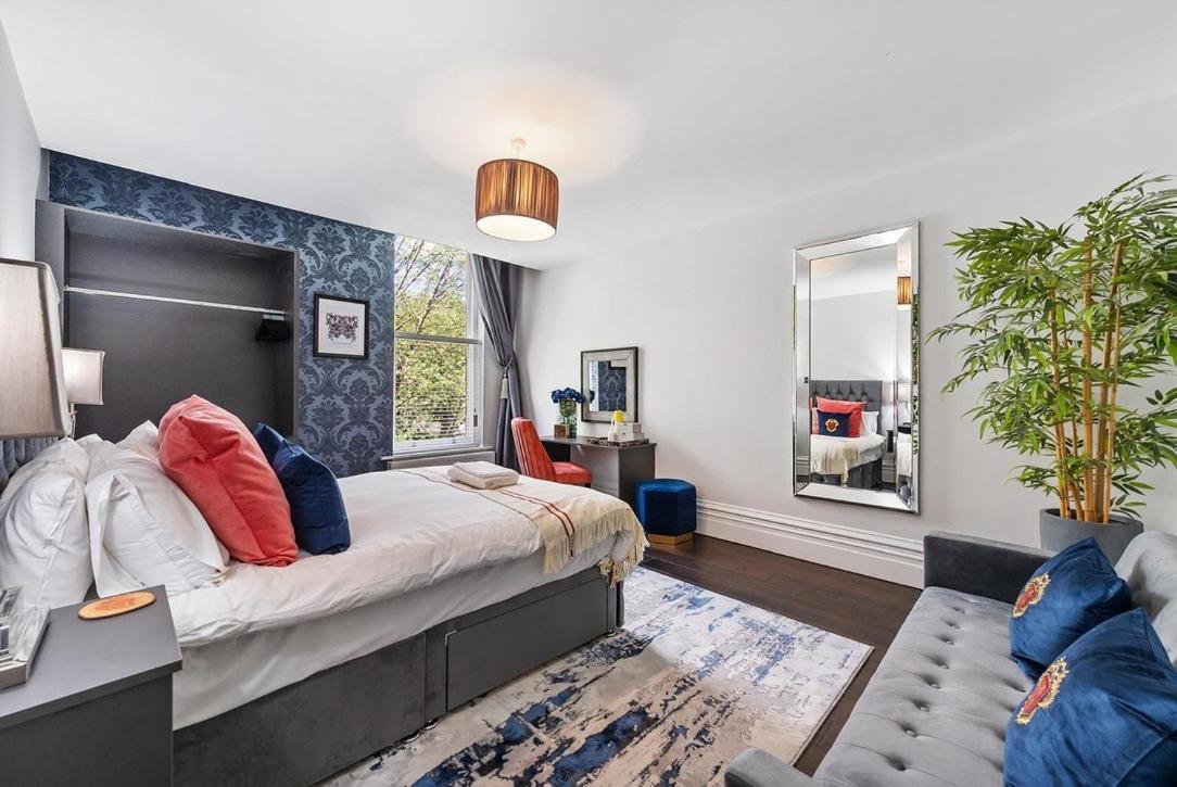 Rare Find - Gated 2 Bed Apt, Close To Parks, Secure Carpark Sleeps 4 *