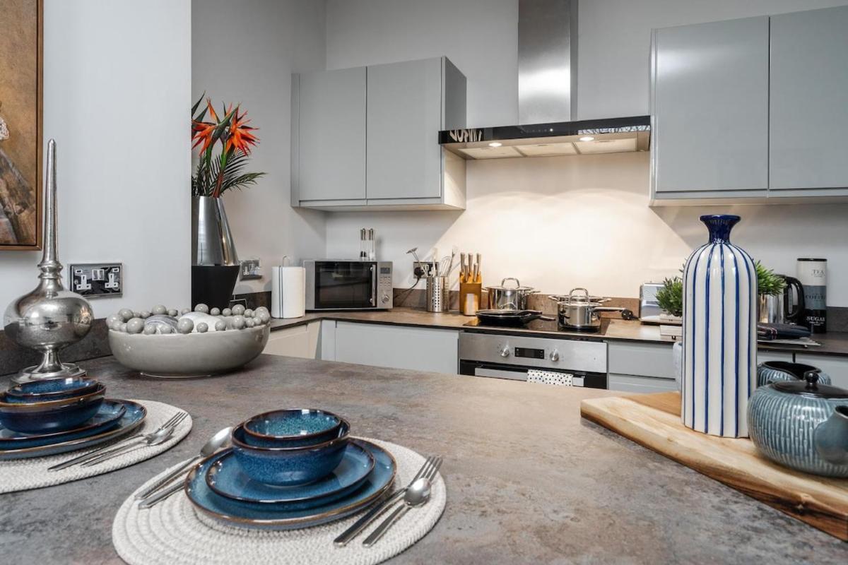 Apartment Rare Find - Gated 2 Bed Apt, Close To Parks, Secure Carpark Sleeps 4 *
