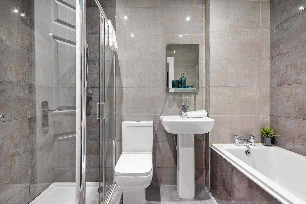 Rare Find - Gated 2 Bed Apt, Close To Parks, Secure Carpark Sleeps 4
