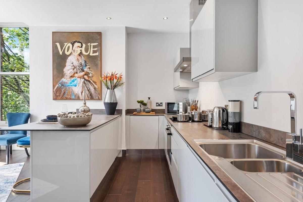 Apartment Rare Find - Gated 2 Bed Apt, Close To Parks, Secure Carpark Sleeps 4 *