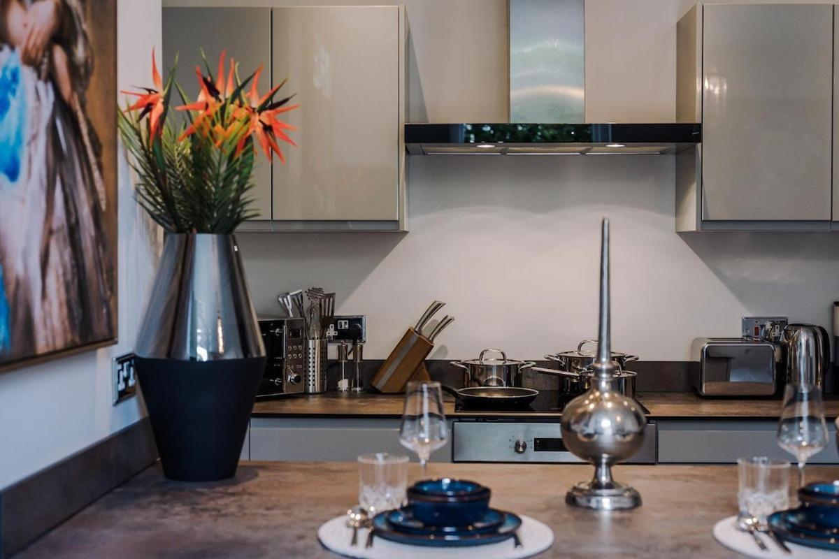 Rare Find - Gated 2 Bed Apt, Close To Parks, Secure Carpark Sleeps 4 Liverpool