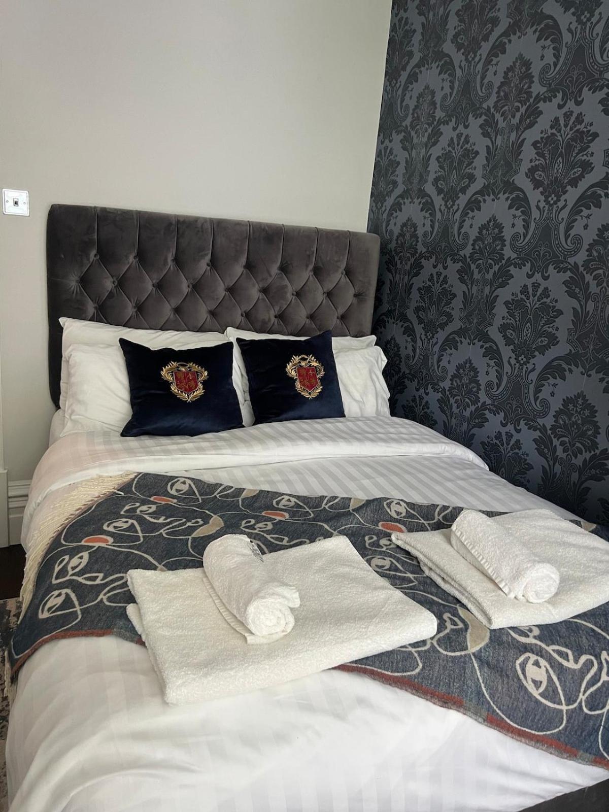 Apartment Rare Find - Gated 2 Bed Apt, Close To Parks, Secure Carpark Sleeps 4