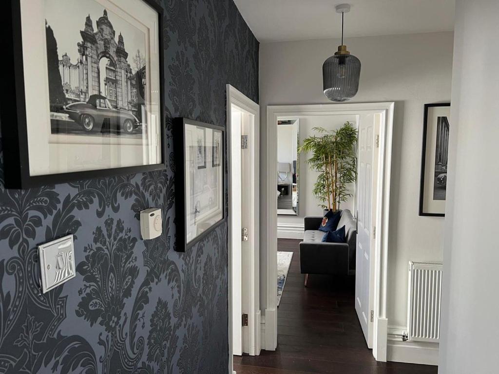 Rare Find - Gated 2 Bed Apt, Close To Parks, Secure Carpark Sleeps 4 *