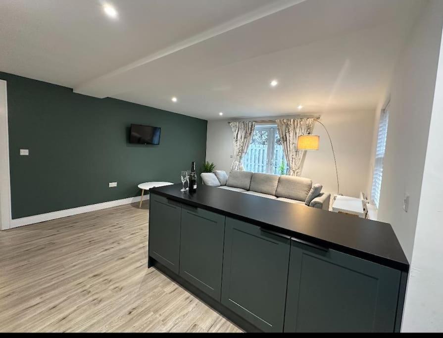 Gorgeous 2 Bed With Free Parking Near, Sefton Park, Palm House, Lark Lane, And Everton Football Clubs *