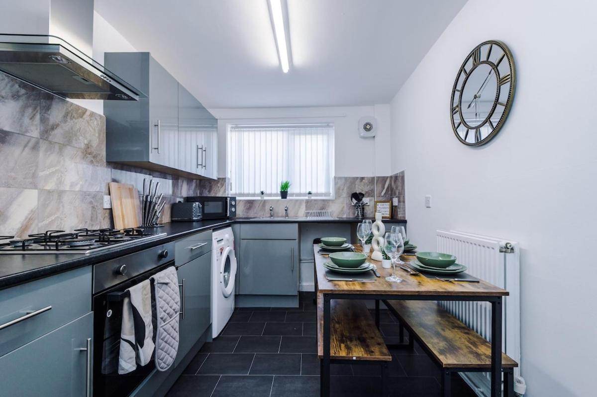 Stylish Three Bedroom House In By Eason Stays, Ideal For For Weekend Getaways & Business Travellers - With Free Parking!